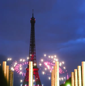 Der 14. Juli ist Nationalfeiertag in Frankreich. Der Nationalfeiertag wird mit Militärparaden, Festen und Feuerwerk in ganz Frankreich gefeiert.