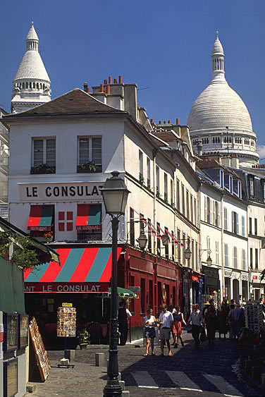 Der Hügel Montmartre ist die höchste natürliche Erhebung der Stadt. Im Hintergrund die Basilika Sacré-Cœur.