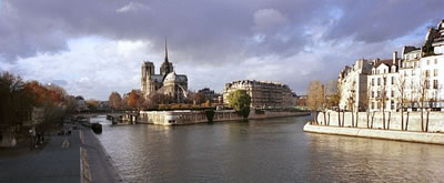 Panoramabild vom Notre Dame und der Seine in Paris. Rund Zwölf Millionen Menschen besuchen das Bauwerk Jahr für Jahr