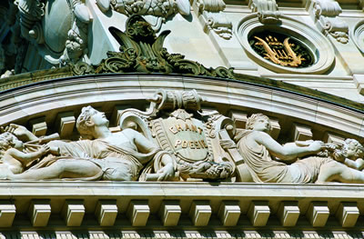 Das Opernhaus Opéra Garnier, genannt nach seinem Erbauer Charles Garnier (auch Palais Garnier genannt ) ist eines von zwei Pariser Opernhäuser.