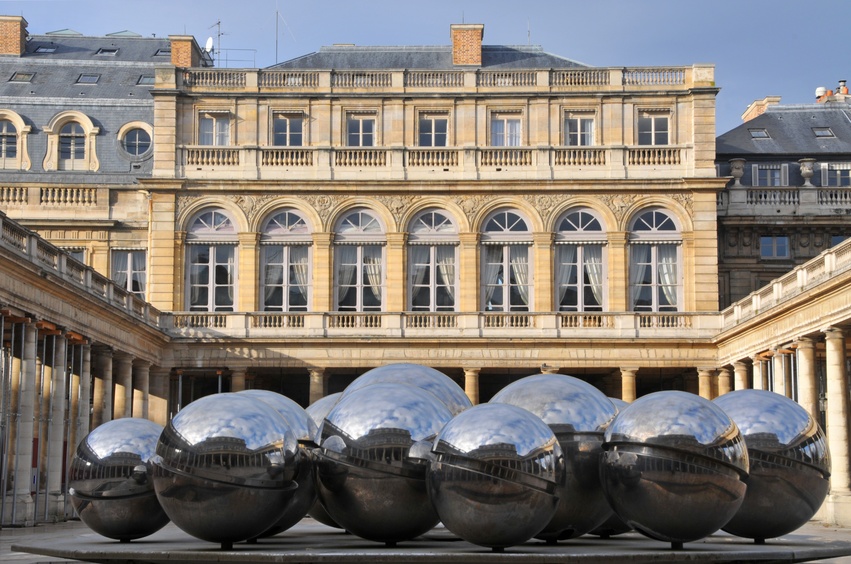 Das Palais Royal liegt im 1. Arrondissement von Paris und blickt auf eine bewegte Vergangenheit mit zahlreichen französischer Persönlichkeiten zurück