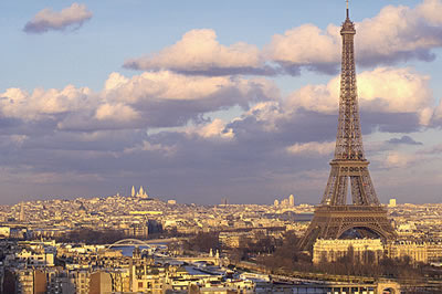 Ein beeindruckender und herrlicher Blick über die ganze Stadt Paris und auf den Eiffelturm bei Sonnenuntergang