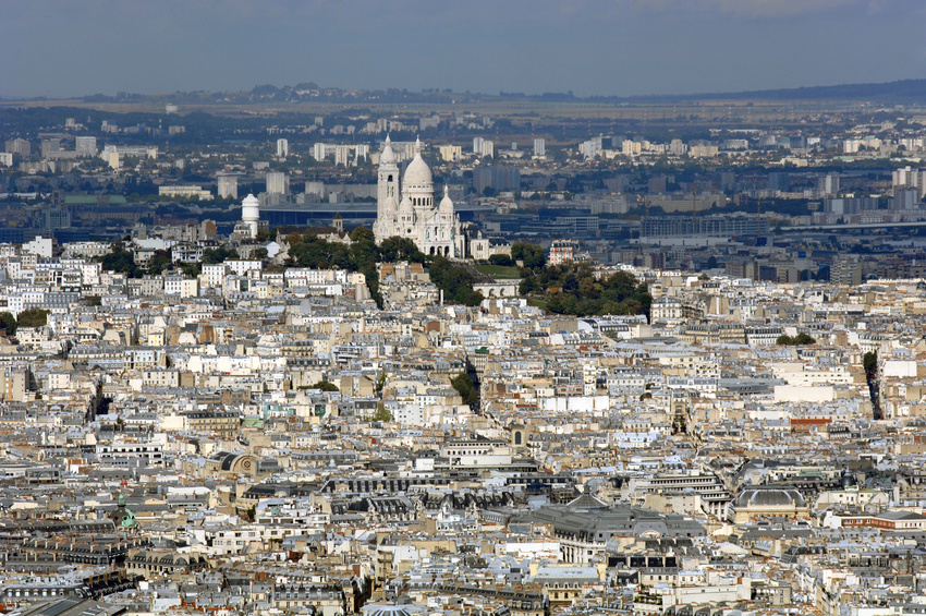 Der Hügel Montmartre ist die höchste natürliche Erhebung der Stadt. Auf dem Gipfel thront die von weitem sichtbare Basilika Sacré-Cœur.