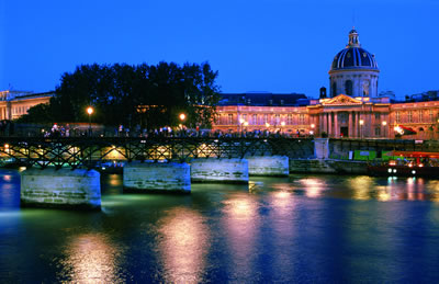 Der Pont des Arts und rechts der Louvre. die Fußgängerbrücke wird auch Passerelle des Arts genannt.