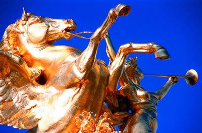 Reiterfiguren von der Pont Alexandre die Brücke führt über die Seine in Paris. Die Brücke steht seit 1975 unter Denkmalschutz.