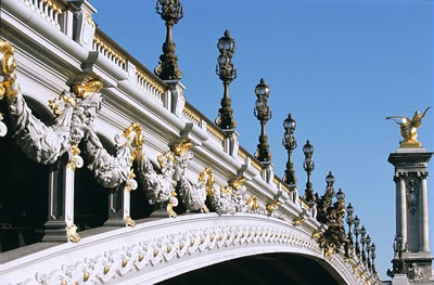 Die Pont Alexandre III ist 160 Meter lang und führt über die Seine in Paris. Die Brücke gilt als die eindrucksvollste ihrer Epoche.