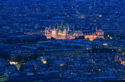 Eine beeindruckende Luftaufnahme des Pariser Rathaus bei Nacht. Das Rathaus steht im 4. Arrondissement an der Rue de Rivoli in Pairs