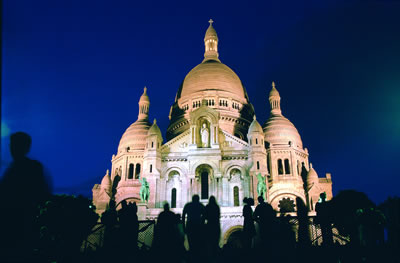 Die römisch-katholische Wallfahrtskirche Sacré Coeur liegt auf dem Hügel von Montmartre in Paris