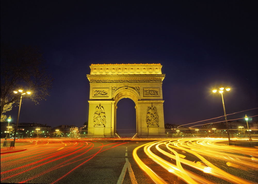 Ein Gang durch Paris führt unwillkürlich am Triumphbogen vorbei. Er befindet sich am Ende des wichtigsten Einkaufsboulevards, der Avenue des Champs-Élysées