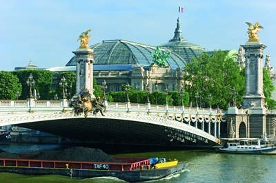 Der Grand Palais in Paris. Ein für die Weltausstellung im Jahr 1900 errichtetest Ausstellungsgebäude. Im Vordergrund die Pont Alexandre III