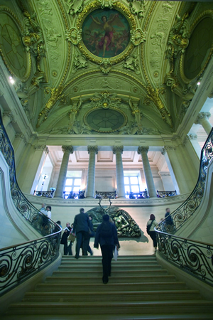 Der Louvre von Innen, der frühere französische Königspalast. Das Gebäude liegt im Zentrum von Paris.