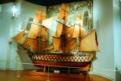 Das Musée National de la Marine in Paris ist ein Marinemuseum mit außergewöhnlichen Gegenständen und wurde 1827 gegründet 