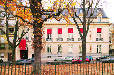 Privatvilla von Marie-Laure de Noailles. Das Museum Baccarat, Paris beinhaltet eine Sammlung Dekorativer Kunst