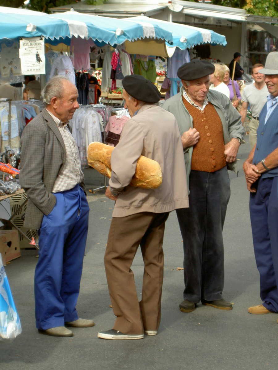 Auf dem Markt in Thiviers, Hauptstadt des grünen Perigord. Treffpunkt für einen kleinen Plausch.