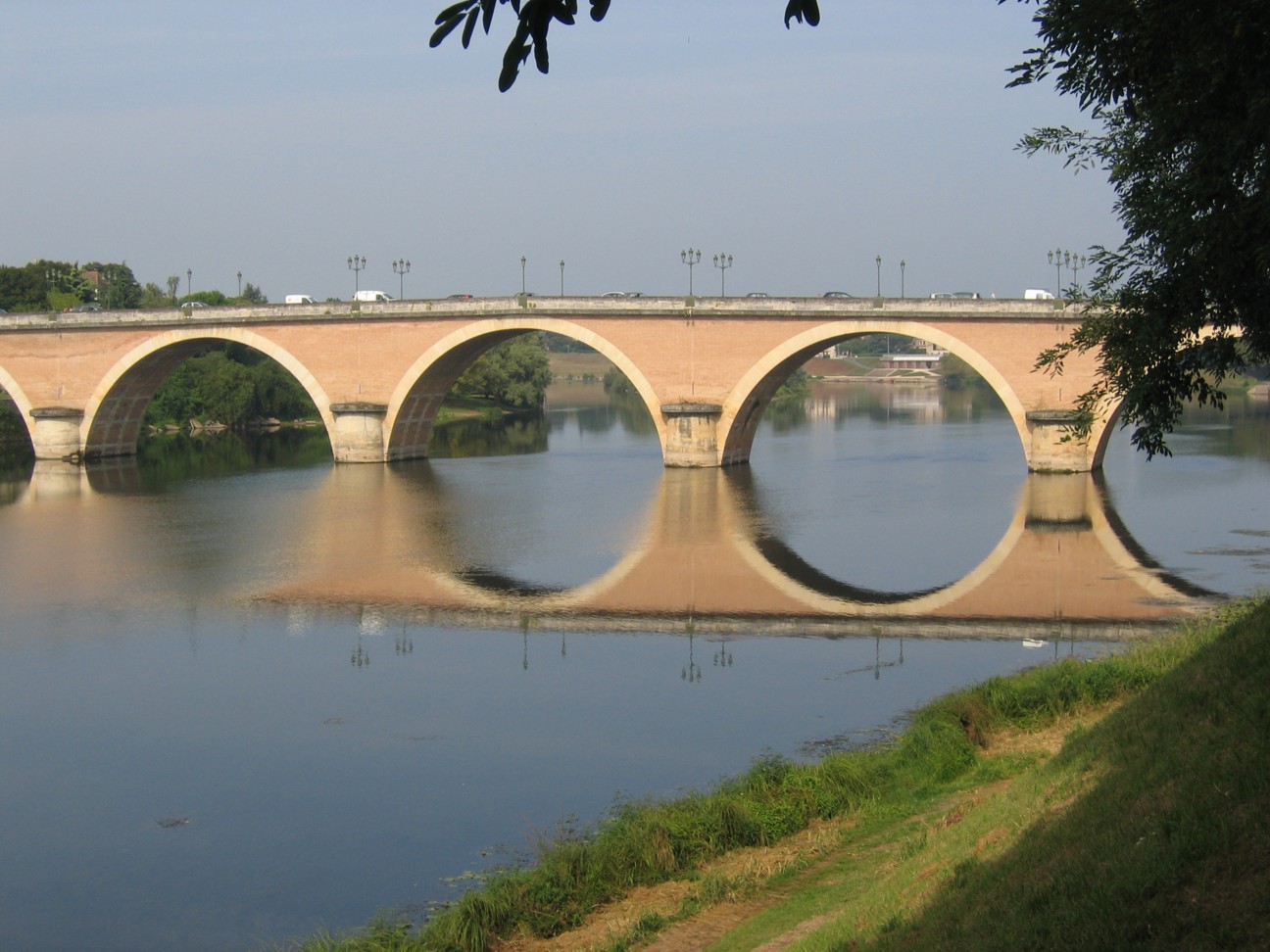 Durch das Périgord im Département Dordogne im Südwesten von Frankreich in der Nähe von Bordeaux fließt der Fluss Dordogne.