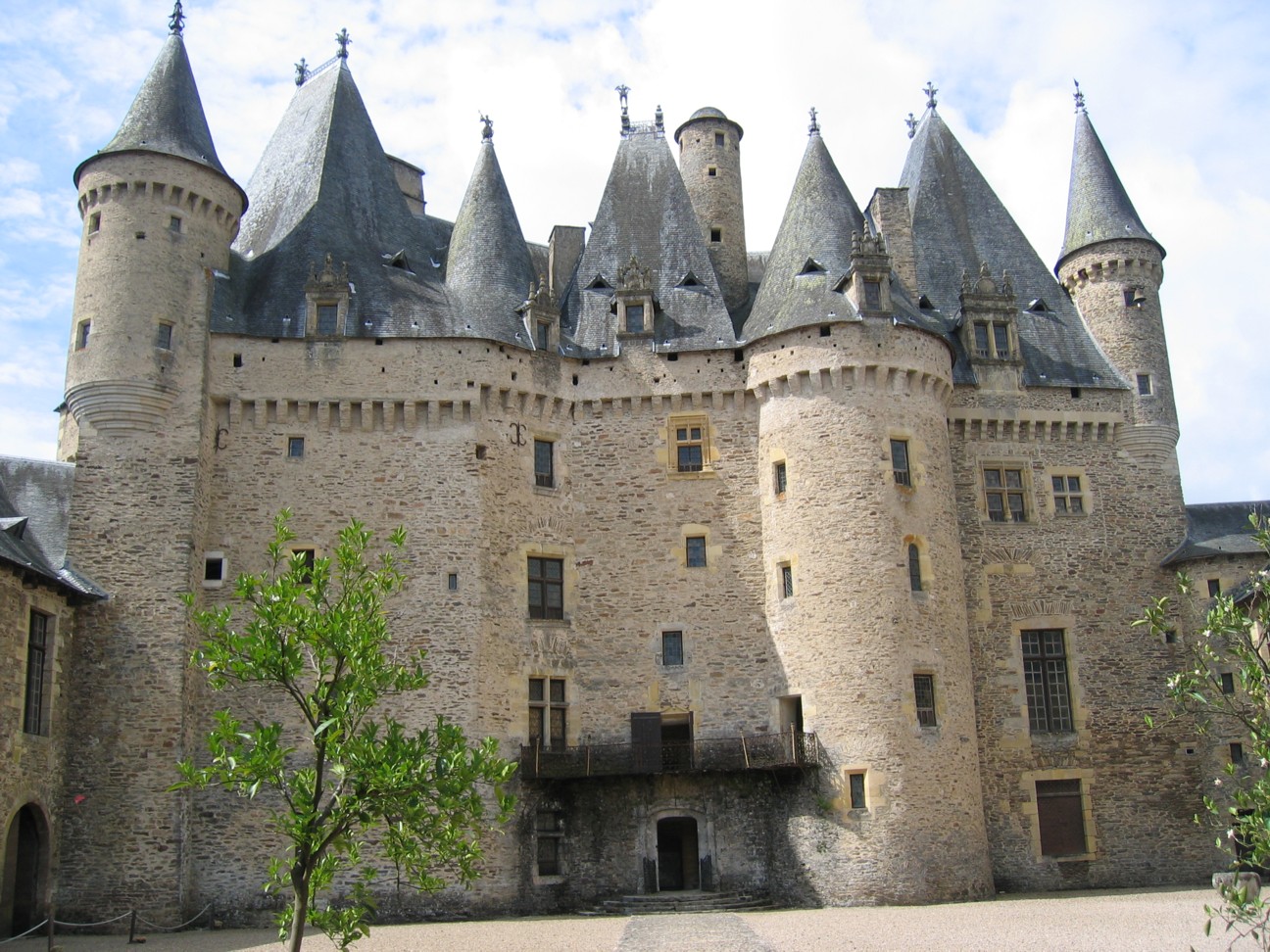 Das Château de Jumilhac im grünen Perigord, die Sehenswürdigkeit ist offen für Besucher