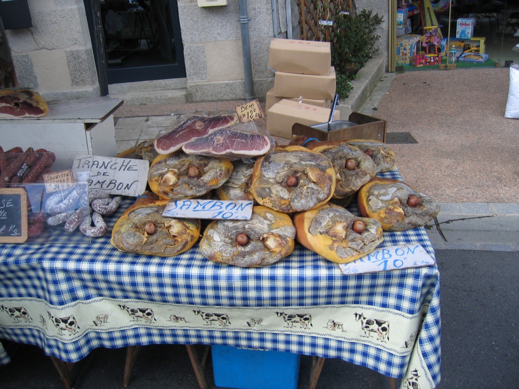 Auf dem Markt in Thiviers, Hauptstadt des grünen Perigord. Schinken in allen Grössen.