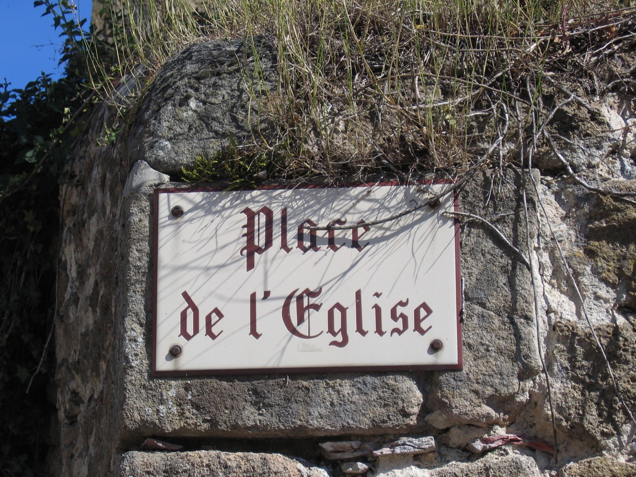 Das Schild Place de l'eglise, aufgenommen irgendwo in dem beschaulichen und schönen Périgord in Frankreich. 