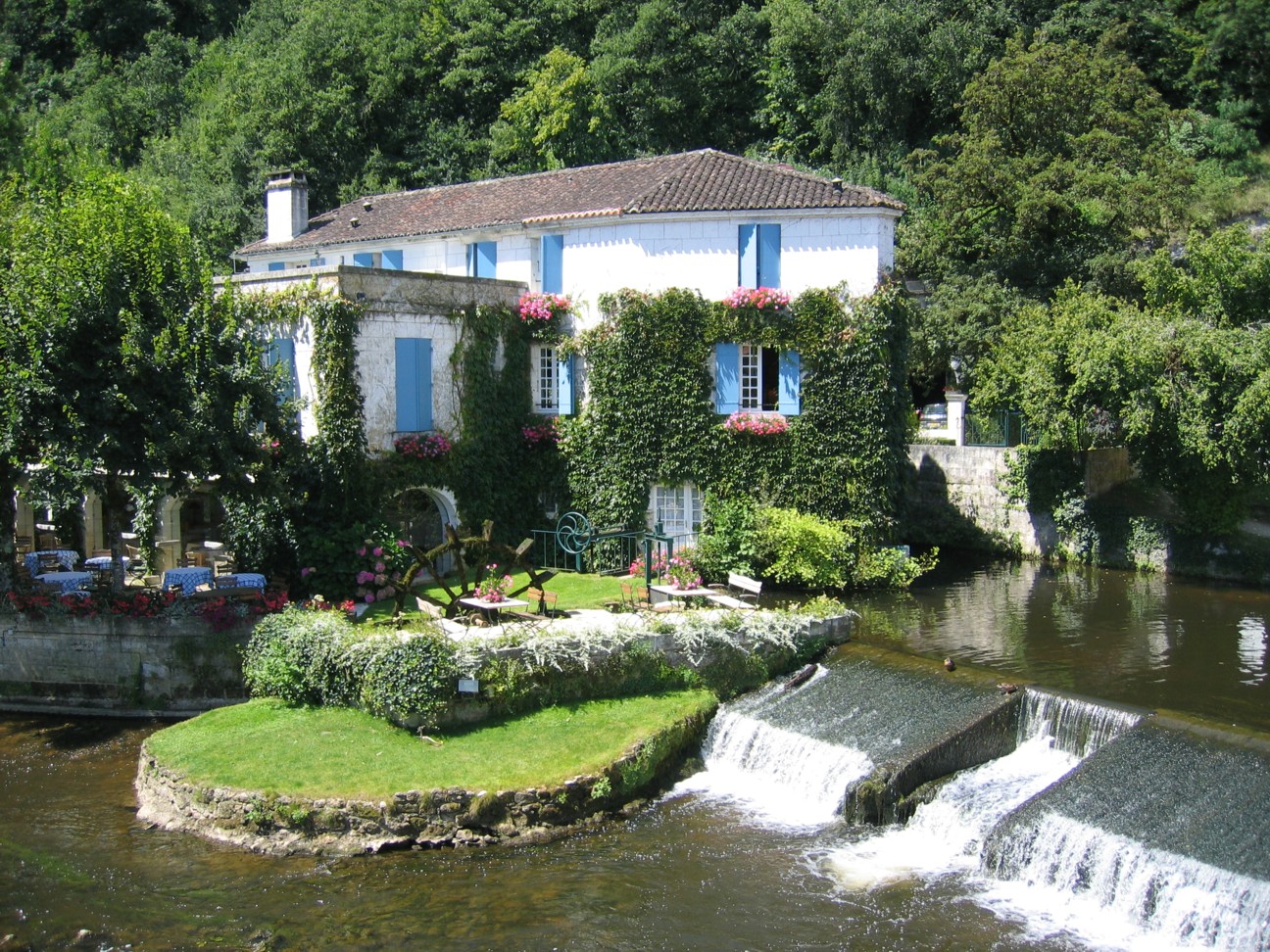 Idyllisches Restaurant in Brantome, Frankreich mit einem kleinen Wasserfall vor der Tür. 