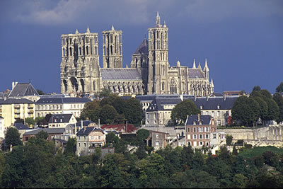 Die Kathedrale von Laon mit ihren sie­ben Tür­men, wurde von 1155 bis 1235 gebaut. Zeuge der frü­hen go­ti­schen Bild­hau­er­kunst.
