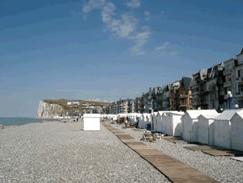 Schöner Kieselstrand Strand am Ärmelkanal, der Plage de Galets in der Picardie, Frankreich.