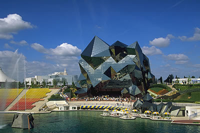 Der Futuroscope in Poitiers steht für futuristisch anmutende Architekturen und modernstes Kino mit innovativen Simulatoren und gigantischen Leinwänden