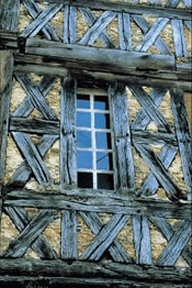 Ein schönes altes Fachwerkhaus (Maison à Colombages) in der Region Poitou Charentes, Frankreich.