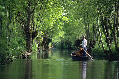 Der Marais Poitevin ist eine Sumpfregion am Golf von Poitou