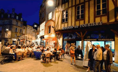 Auf dem Marktplatz in Poitiers ist auch zu später Stunde immer was los. Gemütlich kann man hier in einem Café den Tag ausklingen lassen. 