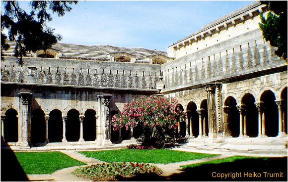 Arles gehört zu den sehenswerten Städten in der Provence wegen seiner Überreste aus der Antike - beispielsweise das Amphitheater von Arles.