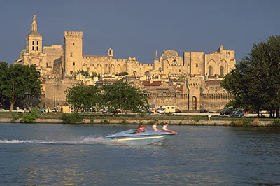 Papstpalast in Avignon (Provence) vom Ufer des Flusses Gard aus gesehen. Imposante Festung und prunkvoller Palast. UNESCO-Weltkulturerbe.