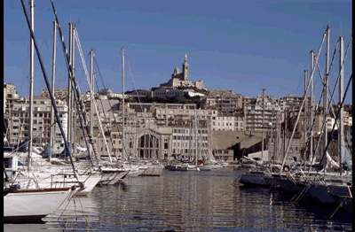 Im Hafen von Marseille liegen viele Boote und Schiffe vor Anker. Auch richtige Luxusjachten kann man hier bestaunen und ablichten.