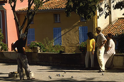 Pétanque ist eine beliebte Freizeitaktivität in der Provence. Das erste Pétanque-Spiel fand im Jahre 1907 im südfranzösischen La Ciotat statt. 