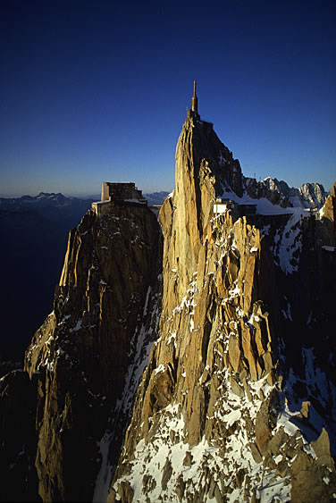 Die Aiguille du Midi ist ein felsiger Vorposten im Mont-Blanc-Massiv. Mit der Seilbahn kann man den Gipfel erreichen.