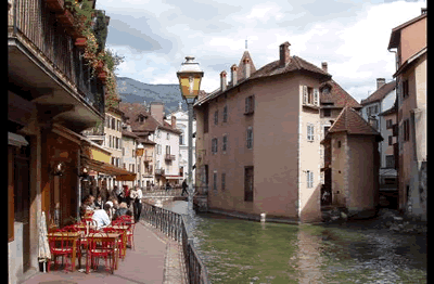 Die ostfranzösische Stadt Annecy in der Region Rhône-Alpes. Annecy wurde 2012 zur Alpenstadt des Jahres gekürt.