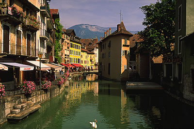 Die Innenstadt von Annecy, Hauptstadt der Haute-Savoie. Annecy liegt rund  40 km südlich der Stadt Genf. Die Stadt ist ein Luftkurort.