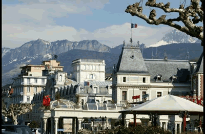 Die Altstadt von Évian-les-Bains ist von Seen und Bergen umgeben. Weltbekannt ist Évian für sein hier abgefülltes Evian-Mineralwasser.