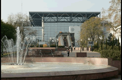 Der Bahnhof von Lyon Perrache ist einer der wichtigsten Bahnhöfe der französischen Metropole Lyon. Im Vordergrund ist ein Springbrunnen zu sehen.