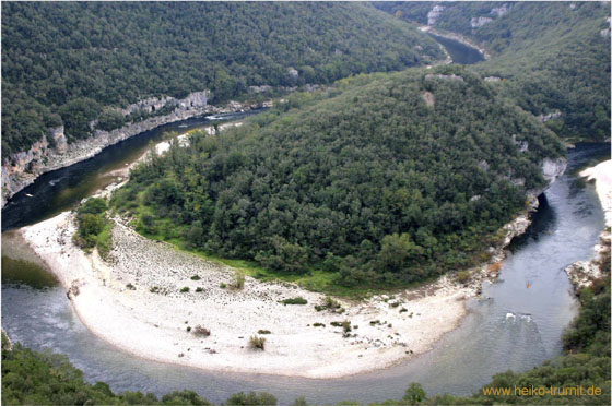 Die Schlucht Gorges de l'Ardeche ist sehr beliebt bei Kanu- und Kajak Fahrern. Ideal die Panoramastraße für Motorrad- und Fahrradfahrer