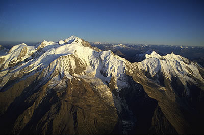 Der Mont Blanc ist der höchste Berg der Alpen und Europa. Er verläuft zwischen Frankreich und Italien und misst eine Höhe von 4.810 Metern. 