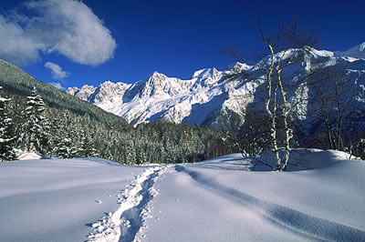 Der Schneebedeckte Mont Blanc liegt zwischen Frankreich und Italien. Mit seinen 4810 Metern ist er der höchste Berg der Alpen. 