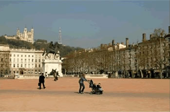Am Place des Terreaux in Lyon befindet sich das Rathaus und das Musée des Beaux-Arts. In der Mitte steht ein monumentaler Brunnen 