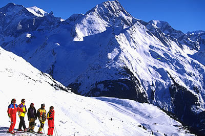 Skifahren in Rhône Alpes. Bei herrlichem Wetter kann man hier wunderbar Skifahren und hat dabei einen unglaublichen Blick auf die Berge