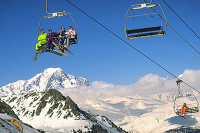 In der Winterhochburg Frankreich findet man ideale Bedingungen zum Skifahren. Herrlicher Blick vom Skilift auf dem Weg zum Gipfel.