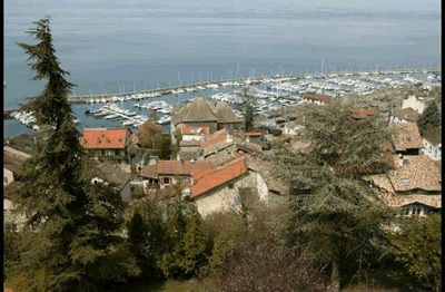 Blick auf den Hafen von Thonon les Bains der im Osten von Frankreich liegt und als Kurort bekannt ist. Der Ort liegt direkt am Genfersee
