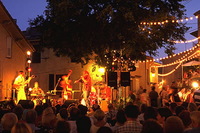 Ein Konzert an einem späten Sommertag. Bei schöner Live-Musik und gemütlicher Atmosphäre lässt man einen Urlaubstag in Frankreich ausklingen