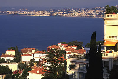 Sie genießt eine privilegierte Lage in Nizza, direkt am Mittelmeer und im Rücken das schützende Gebirge. Das Hinterland ist ein Eldorado für Wanderer.