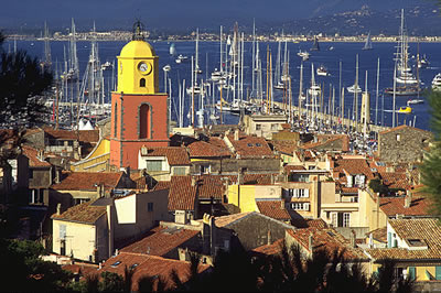 Das mondäne Saint-Tropez an der Côte d'Azur mit Blick auf den Hafen. Zahlreiche Schiffsinhaber liegen hier vor Anker und genießen das Mittelmeer Klima