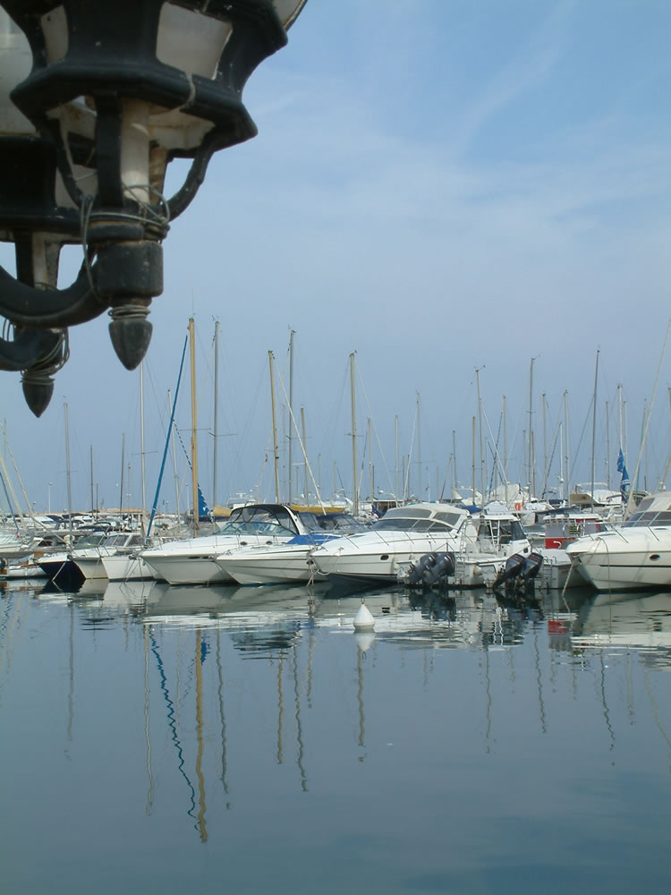 Der Yachthafen Mandelieu-la-Napoule. Im Département Alpes-Maritimes findet man ein großes Angebot von Liegeplätzen für alle Segler