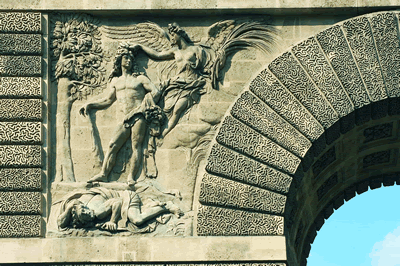 Die Brücken in Frankreich werden von schönen künstlerischen Darstellungen und Skulpturen verziert 